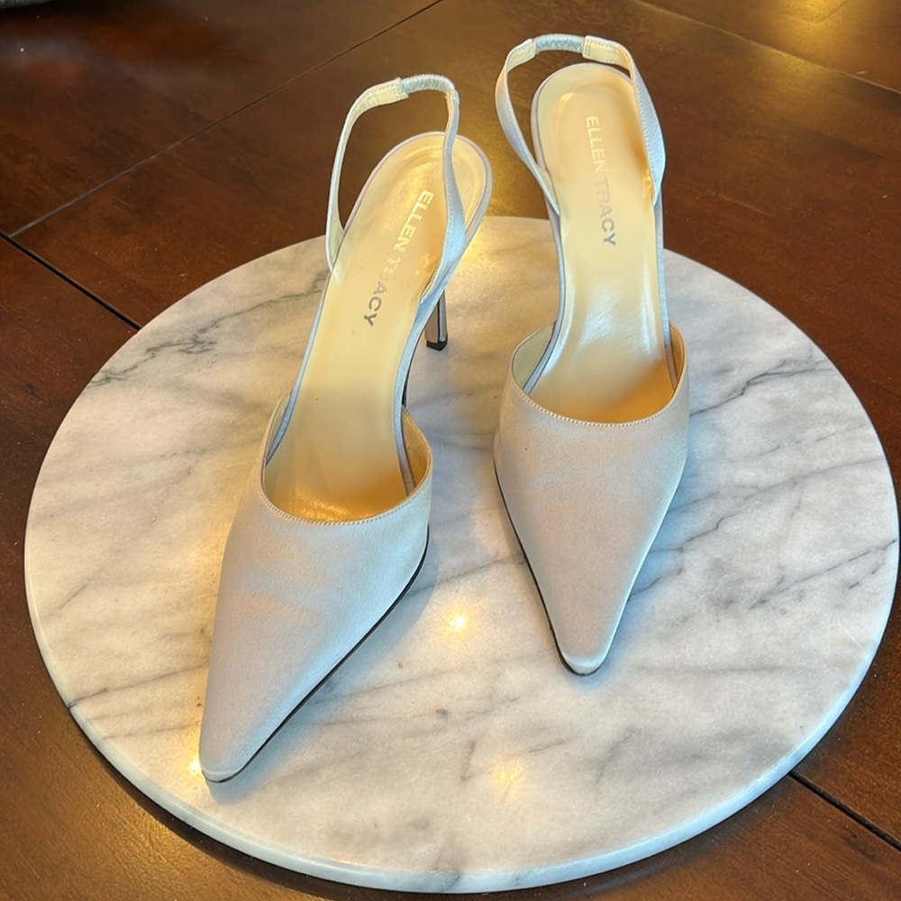 New with Tags Ellen Tracy Silver Satin Sling Back Pump W Sz 9 1/2